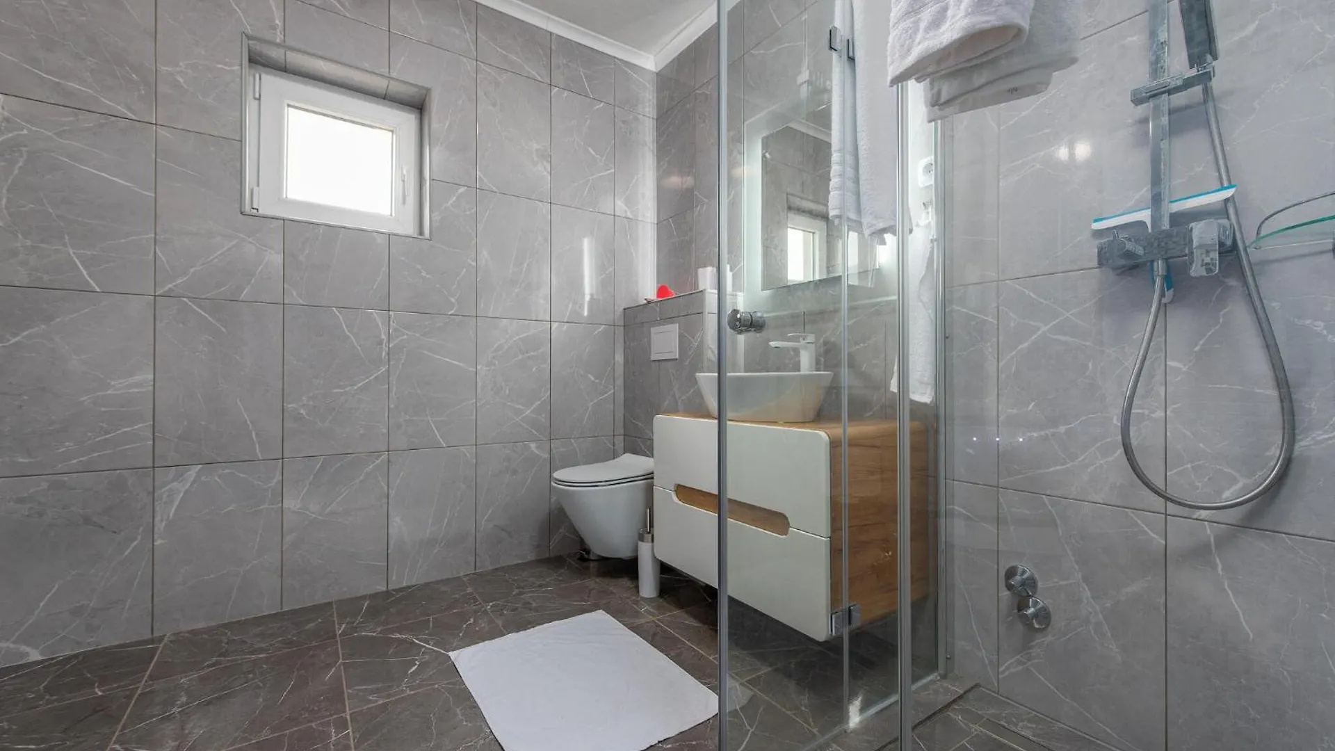 別荘 Lovely Home In Gracac With Outdoor Swimming Pool