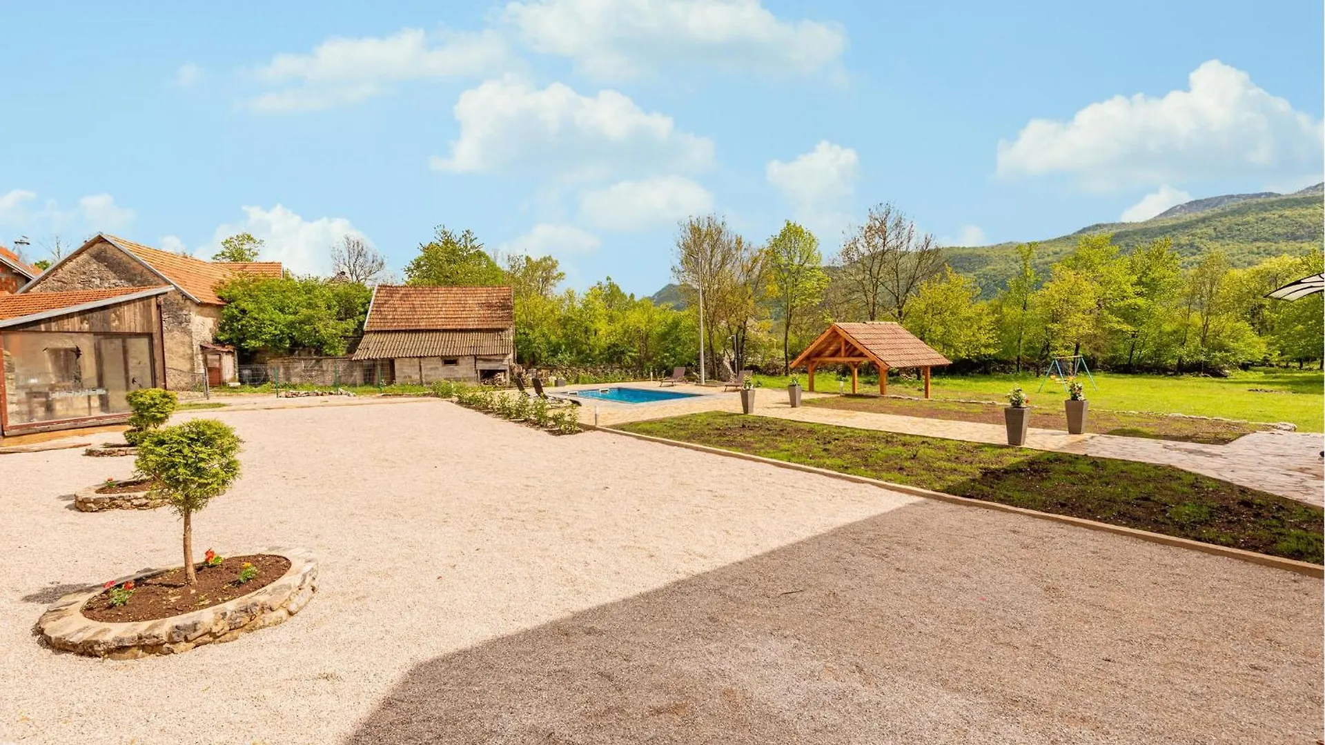 Lovely Home In Gracac With Outdoor Swimming Pool Gračac